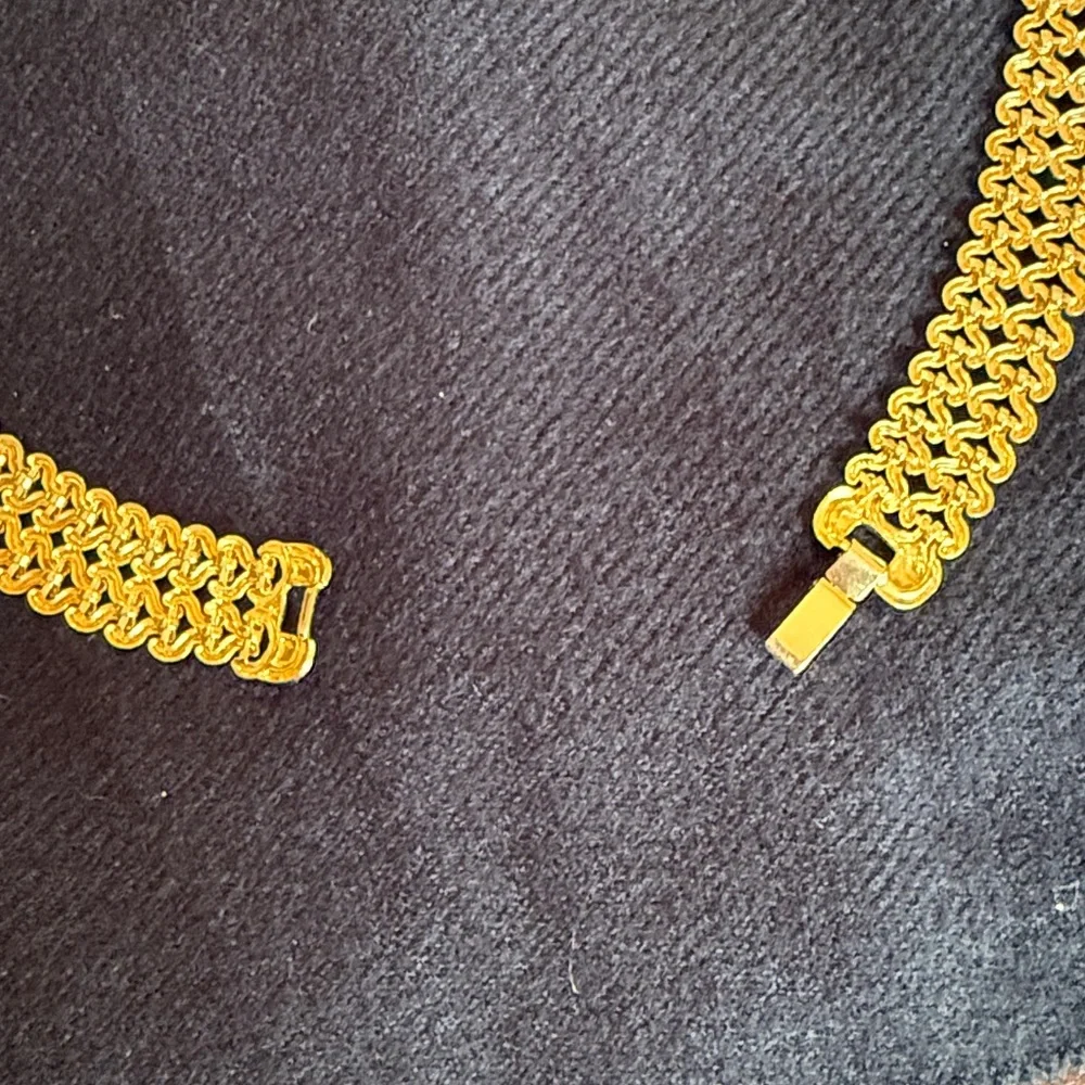 Gold tone necklace and gift box